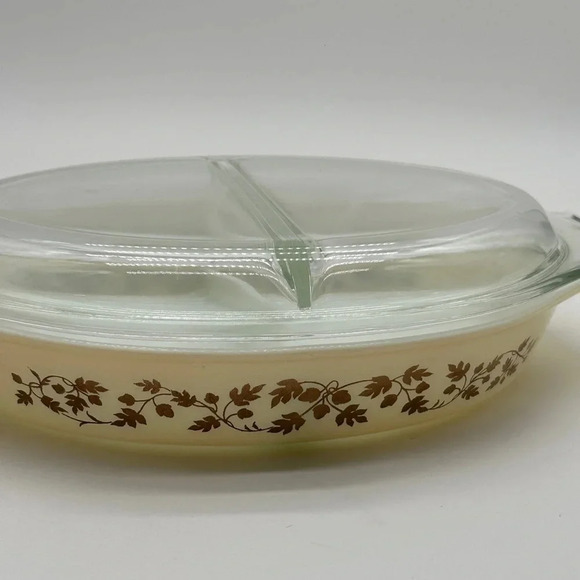 Pyrex Vintage Gold Leaf Acorn Divided Casserole Dish Golden 1-1/2 Qt w Lid 945C - Picture 1 of 8